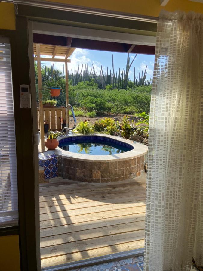 Cozy Studio With Private Spa Oranjestad Bagian luar foto