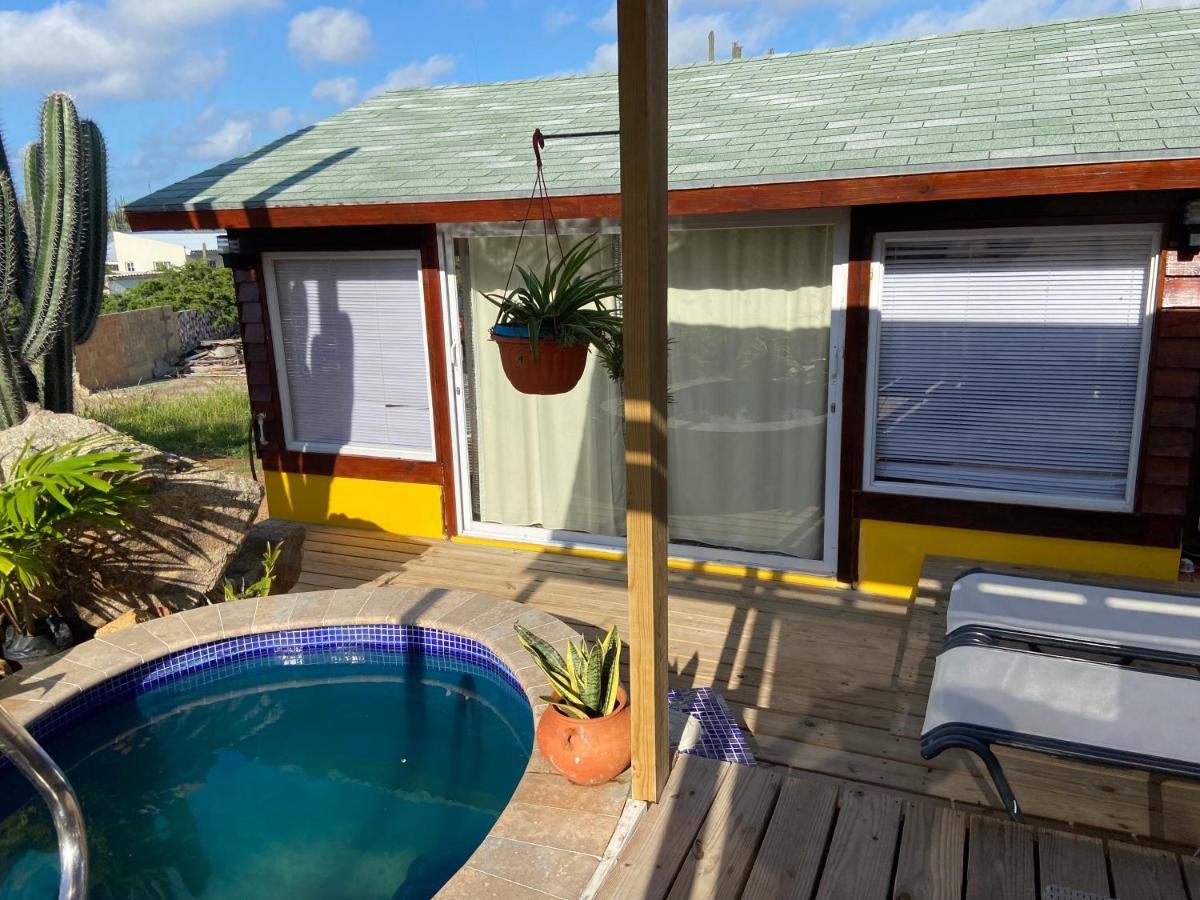 Cozy Studio With Private Spa Oranjestad Bagian luar foto