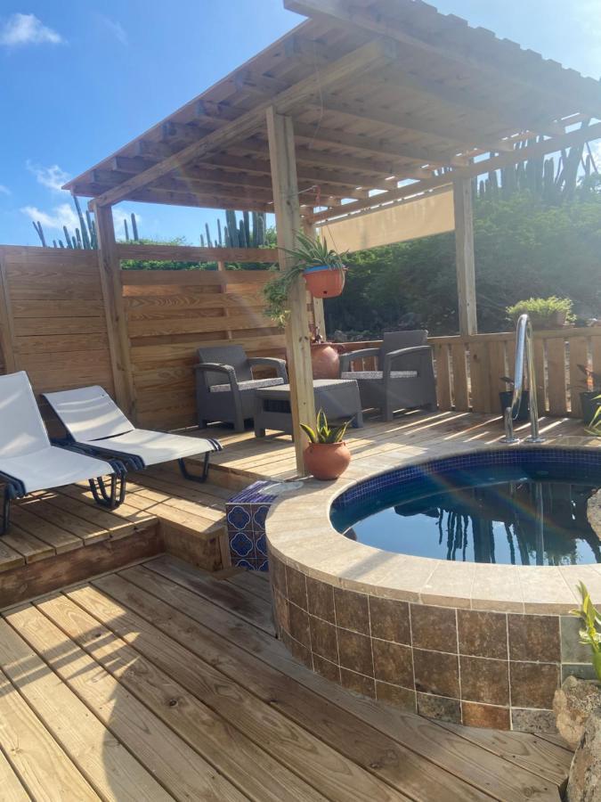 Cozy Studio With Private Spa Oranjestad Bagian luar foto