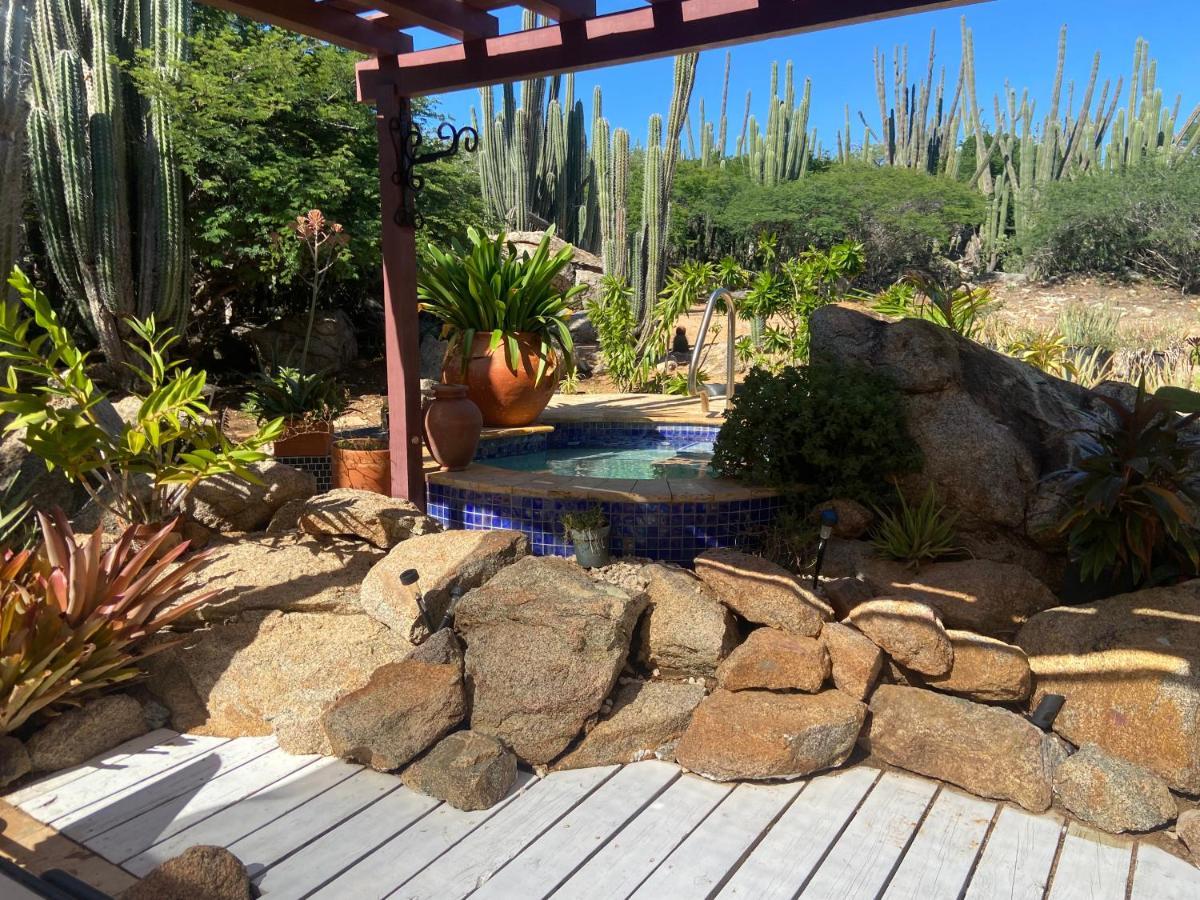 Cozy Studio With Private Spa Oranjestad Bagian luar foto
