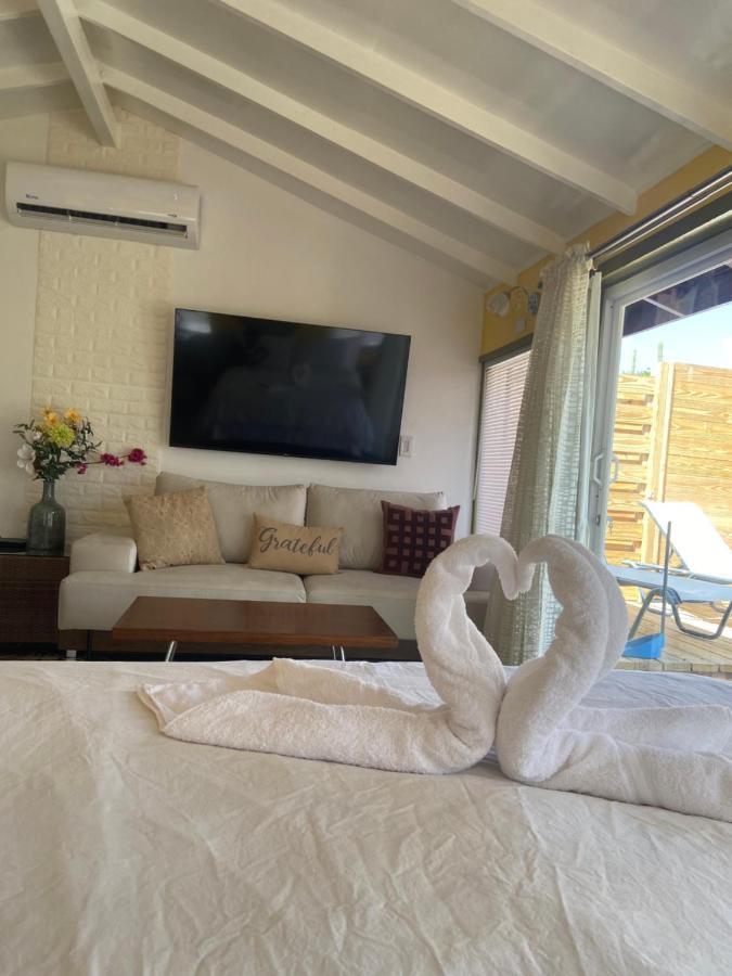 Cozy Studio With Private Spa Oranjestad Bagian luar foto