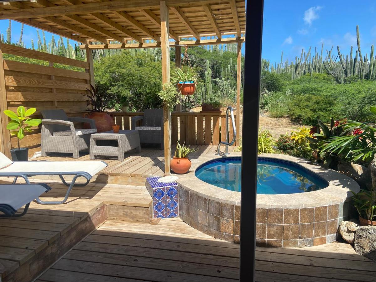 Cozy Studio With Private Spa Oranjestad Bagian luar foto