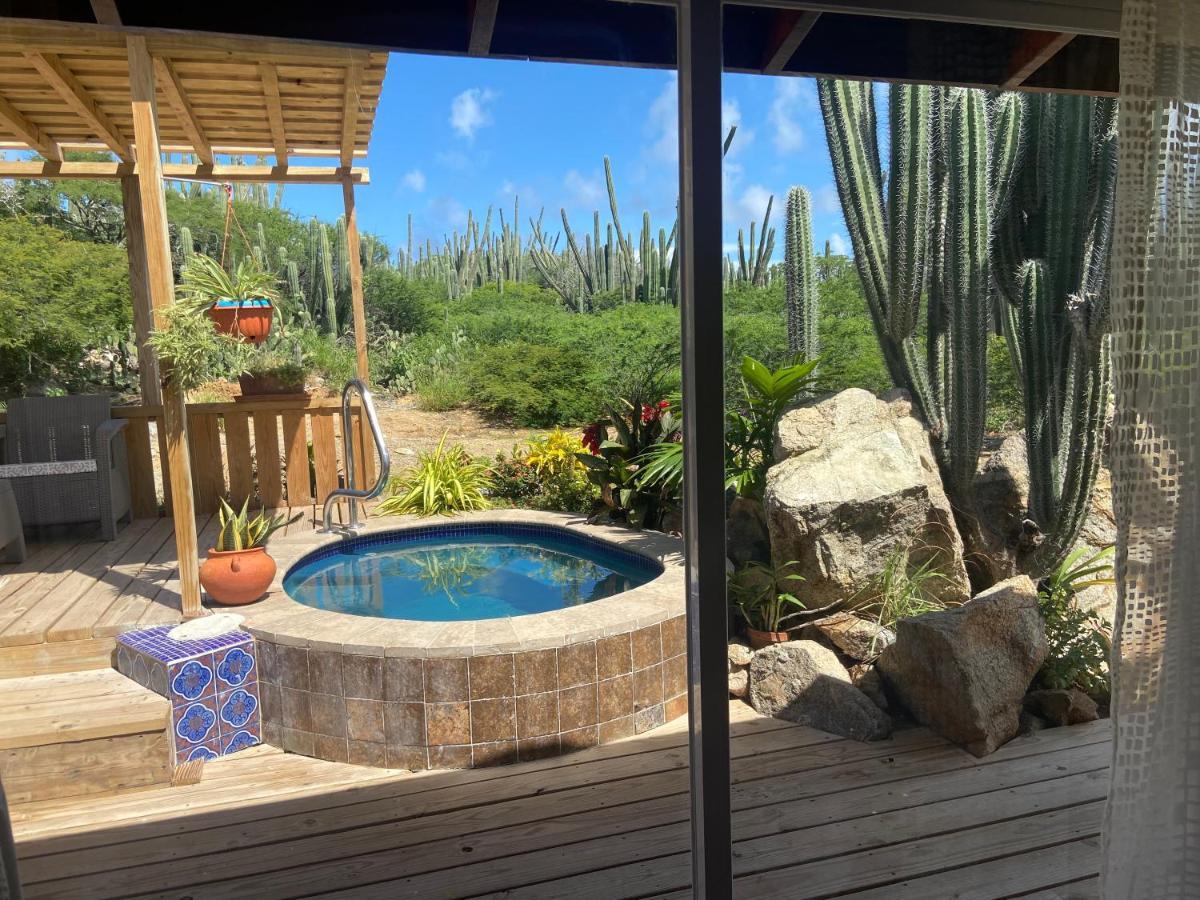 Cozy Studio With Private Spa Oranjestad Bagian luar foto